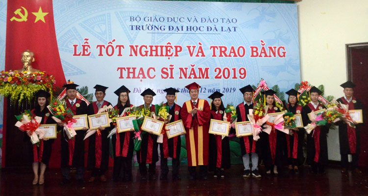 Tiến sĩ Lê Minh Chiến - Hiệu trưởng Trường Đại học Đà Lạt tặng giấy khen cho các tân thạc sĩ đạt thành tích tốt trong quá trình học tập