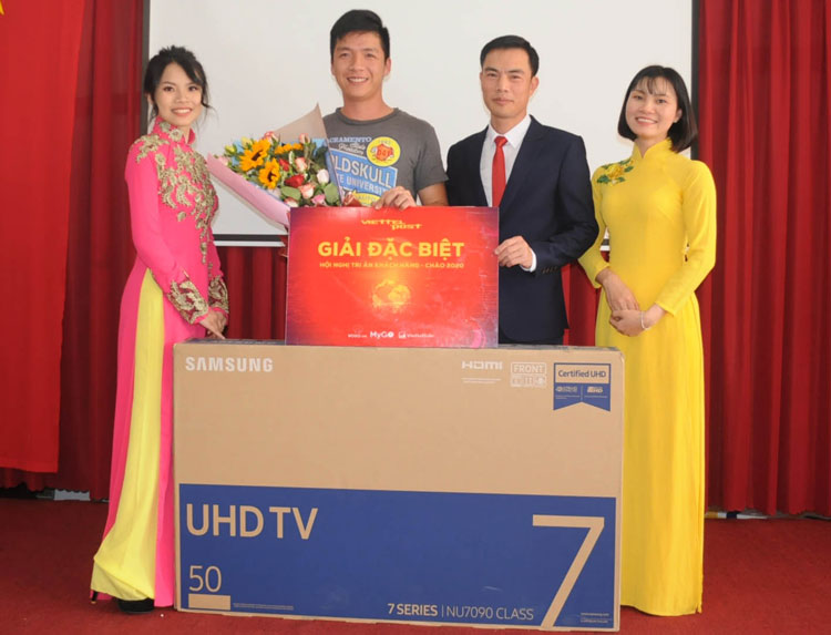 Viettel Post Lâm Đồng trao giải bốc thăm trúng thưởng cho khách hàng