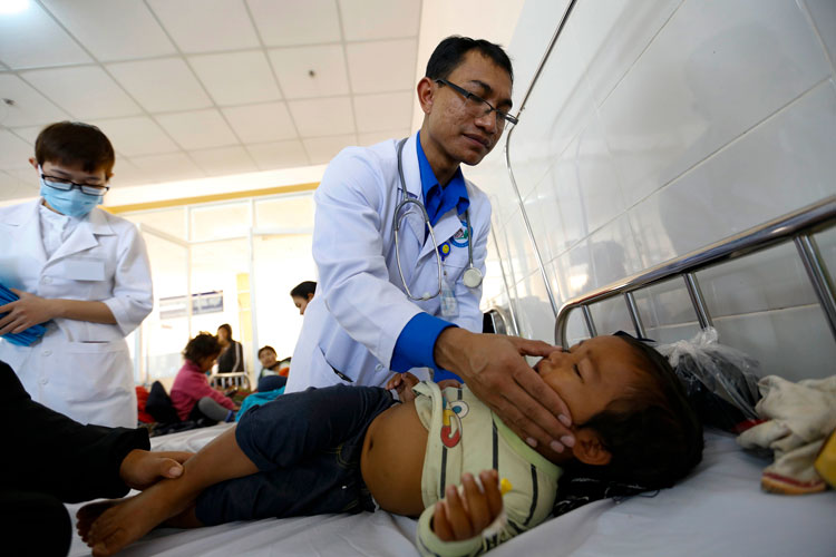 Tới 11h20 phút trưa nay, Bệnh viện Nhi Lâm Đồng vẫn đang điều trị cho 57 trẻ có dấu hiệu bị ngộ độc thực phẩm