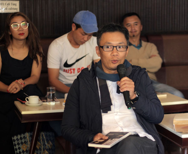 Tác giả Nguyễn Vĩnh Nguyên trò chuyện cùng bạn đọc tại quán cà phê Tùng trong buổi ra mắt tiểu thuyết “Ký ức của ký ức”. Ảnh: V.Quỳnh