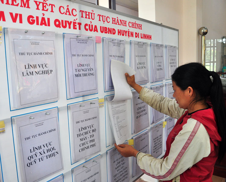 Người dân tìm hiểu về các TTHC tại bộ phận một cửa UBND huyện Di Linh. Ảnh: G.K