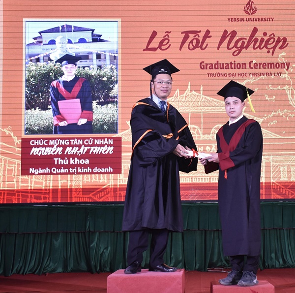 Tiến sĩ Phạm Đình Trung – Hiệu trưởng Trường Đại học Yersin Đà Lạt trao bằng tốt nghiệp cho tân cử nhân