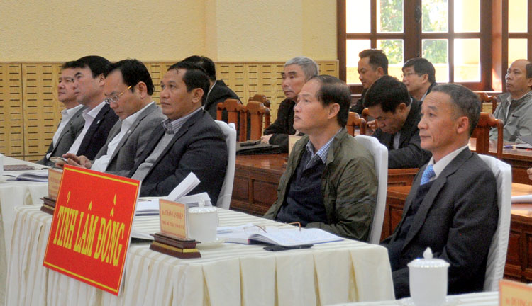 Đồng chí Trần Văn Hiệp - Phó Bí thư Tỉnh ủy và các đồng chí trong BTV Tỉnh ủy tham dự cuộc họp.
