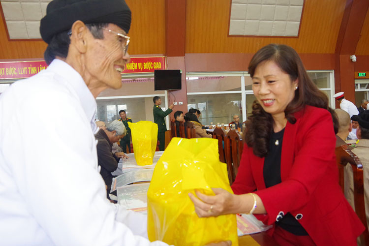 Đ/c Nguyễn Thị Lệ - UVBTV, Trưởng ban Dân vận Tỉnh ủy tặng quà cho các vị chức sắc tôn giáo