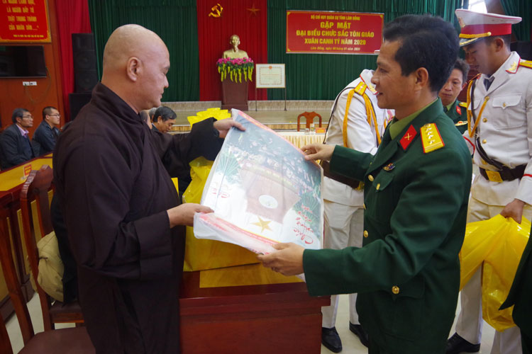 Lãnh đạo Bộ CHQS tỉnh tặng quà cho các vị sức sắc tôn giáo nhân dịp chuẩn bị đón xuân Canh Tý