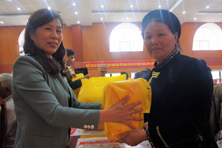 Lãnh đạo Ban Dân vận Tỉnh ủy và Đảng ủy Bộ CHQS tỉnh Lâm Đồng tặng quà cho các già làng, trưởng thôn