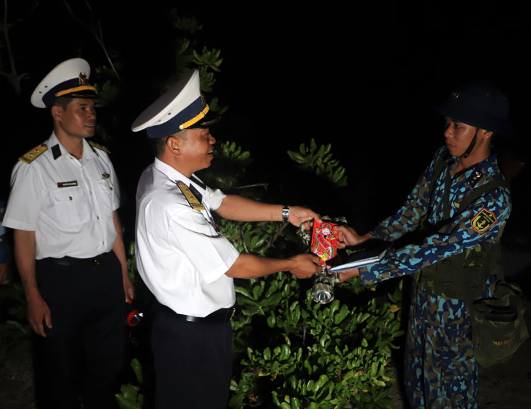 Ban chỉ huy đảo Nam Yết kịp thời động viên, chúc Tết và tặng quà cán bộ, chiến sĩ đang canh giữ vùng biển đảo của Tổ quốc trong đêm xuân Canh Tý 2020