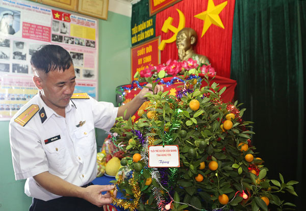 Thiếu tá QNCN Trần Văn Du, Nhân viên Quân y Nhà giàn DK1/10 trang trí cây quất vừa được chuyển từ đất liền ra