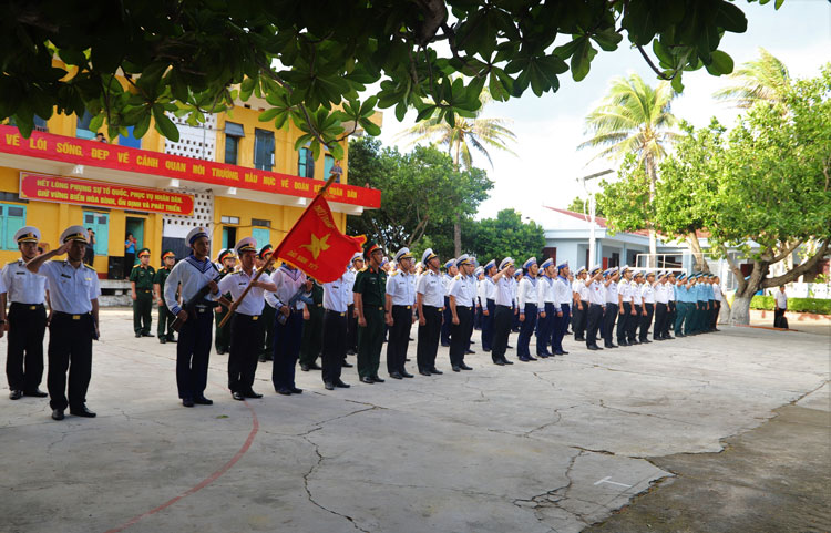 Lễ chào cờ tại các đảo, điểm đóng quân trên quần đảo Trường Sa (thuộc chủ quyền Việt Nam) luôn diễn ra trang nghiêm vào sáng thứ Hai hàng tuần và các ngày lễ lớn của đất nước