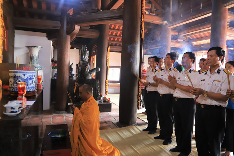 Viếng chùa ở Trường Sa là nét đẹp văn hóa tâm linh của cán bộ, chiến sĩ và Nhân dân trên quần đảo Trường Sa