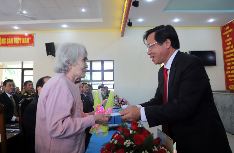 Bí thư Thành ủy Bảo Lộc tặng quà mẹ Việt Nam anh hùng Nguyễn Thị Huệ (Phường 1)