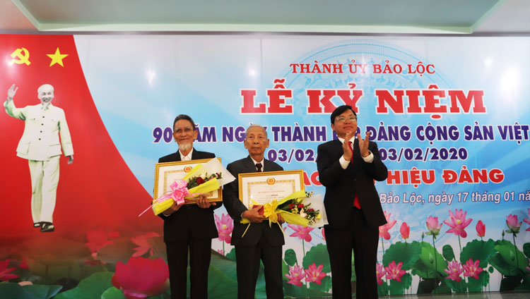 Bí Thư Thành ủy Bảo Lộc Nguyễn Văn Triệu trao Huy hiệu 65 tuổi Đảng cho các đảng viên lão thành