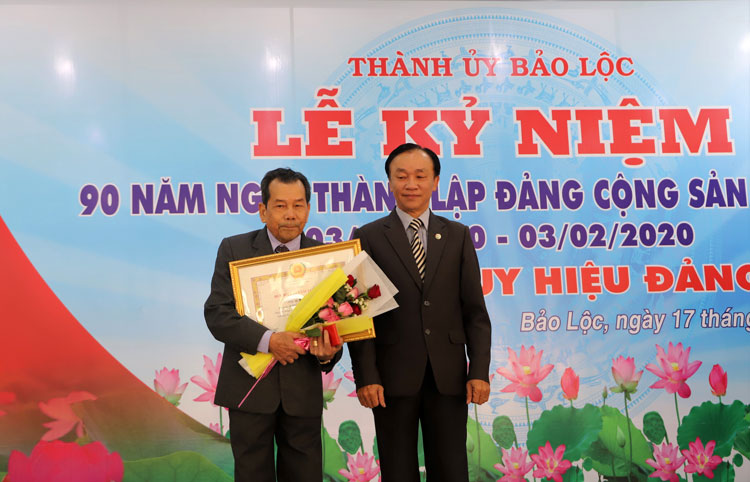 Phó Bí thư Thường trực Thành ủy Bảo Lộc Dương Kim Viên trao Huy hiệu 56 năm tuổi Đảng cho các đảng viên lão thành