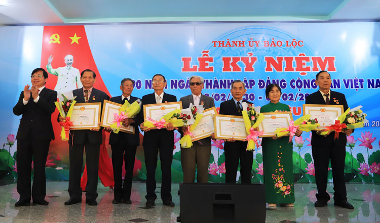 Bí thư Thành ủy Bảo Lộc Nguyễn Văn Triệu trao Huy hiệu 50 năm tuổi Đảng cho các đảng viên