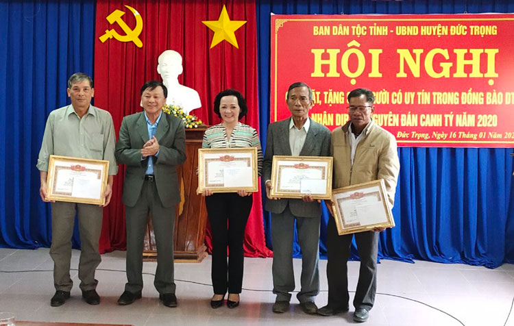 Đồng chí Võ Văn Hoàng - Trưởng Ban Dân tộc tỉnh, trao giấy khen cho các cá nhân xuất sắc