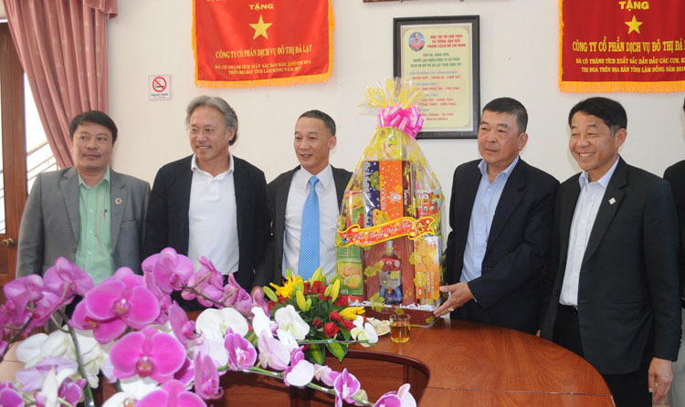 Đồng chí Trần Văn Hiệp trao quà cho Công ty Cổ phần Dịch vụ đô thị Đà Lạt
