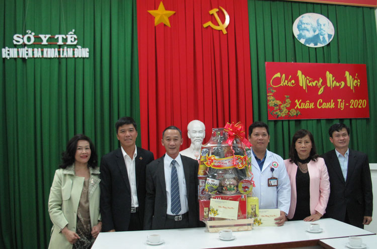 Lãnh đạo Tỉnh ủy thăm chúc Tết tập thể cán bộ, y bác sĩ Bệnh viện Đa khoa Lâm Đồng