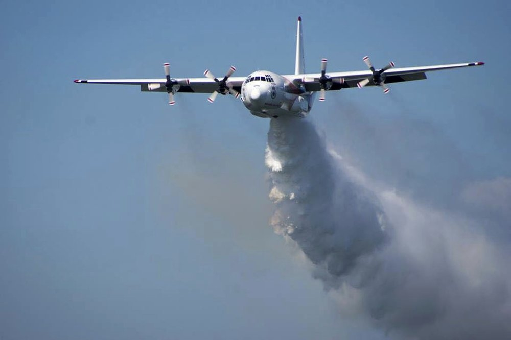 Máy bay vận tải C-130 làm nhiệm vụ thả nước dập tắt các đám cháy rừng