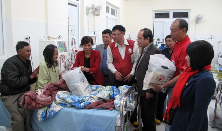 Trưởng Ban Dân vận Tỉnh ủy Lâm Đồng Nguyễn Thị Lệ tặng quà, chúc tết cho bệnh nhân chạy thận nhân tạo nằm viện đêm cuối năm