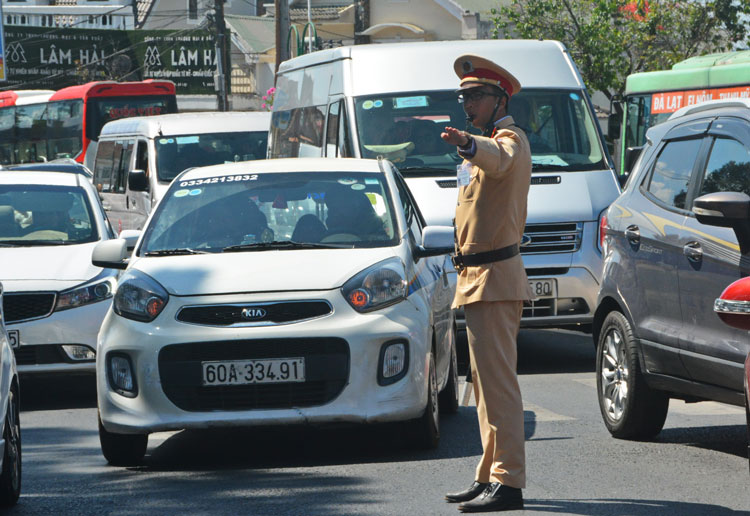 Lực lượng CSGT thành phố hướng dẫn điều tiết giao thông 