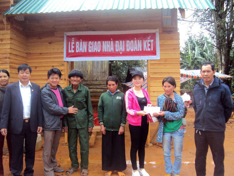 Ủy ban MTTQ huyện Lạc Dương và các đơn vị, đoàn thể trực tiếp khảo sát và tiến hành xây dựng, hoàn thành trao nhà cho hộ nghèo trong huyện
