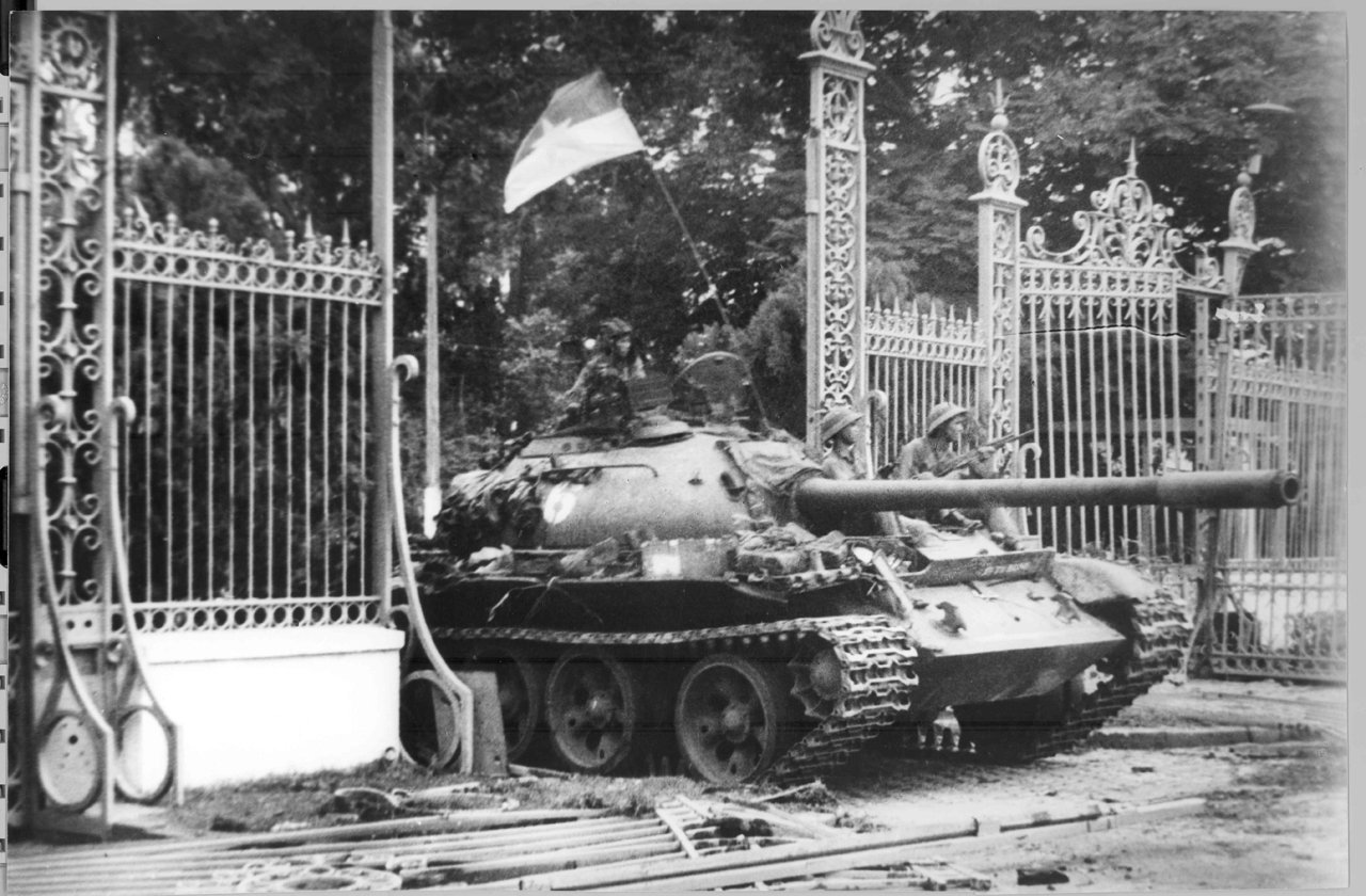  Xe tăng Quân Giải phóng húc đổ cổng Dinh Độc Lập ngày 30-4-1975. Ảnh tư liệu
