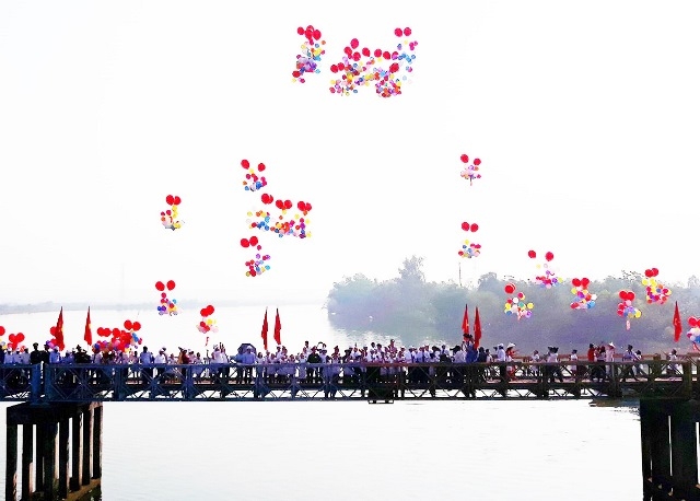  Thả bóng bay trên cầu Hiền Lương trong Ngày hội thống nhất non sông