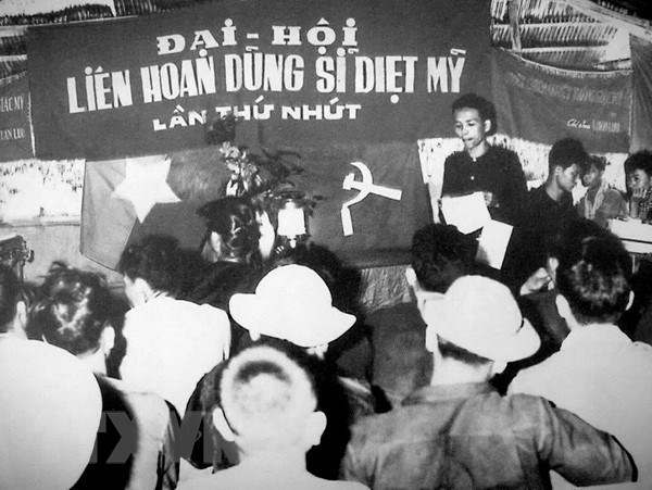 Trên chiến trường miền Nam, hàng loạt phong trào thi đua đã ra đời. Trong ảnh: Đại hội liên hoan Dũng sĩ diệt Mỹ lần thứ nhất của huyện Củ Chi, năm 1966. 