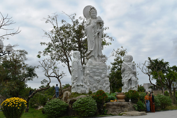 Tượng Quan Âm bằng đá trắng tôn nghiêm trong khuôn viên Chùa Thiên Hưng