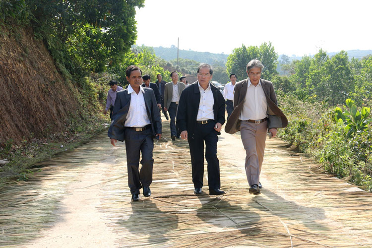 Đồng chí Nguyễn Xuân Tiến - Ủy viên TW Đảng, Bí thư Tỉnh ủy đến thăm khu căn cứ cách mạng Lộc Bắc, huyện Bảo Lâm.