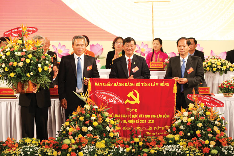 Phó Bí thư Thường trực Tỉnh ủy, Chủ tịch HĐND tỉnh Trần Đức Quận thay mặt BCH Đảng bộ tỉnh trao cờ cho Ban Thường trực MTTQ nhiệm kỳ 2019 - 2024.