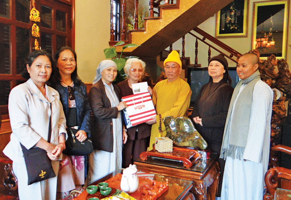 Ban Trị sự Giáo hội Phật giáo Lâm Ðồng thăm Mẹ Trần Thị Thung (Phường 9, TP Đà Lạt). Ảnh: Nguyệt Thu