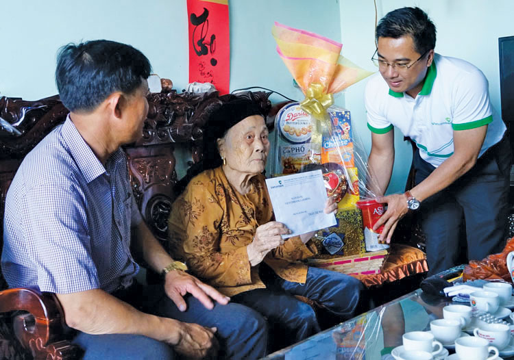 Vietcombank thăm Mẹ Việt Nam anh hùng Trần Thị Mặc. Ảnh: Lê Hoa