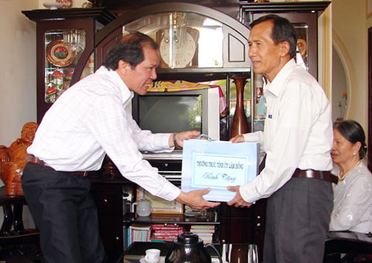 Bí thư Tỉnh ủy Nguyễn Xuân Tiến thăm và tặng quà Anh hùng LLVT Ngô Xuân Đệ nhân dịp kỷ niệm ngày giải phóng Đức Trọng (Ảnh chụp năm 2015).