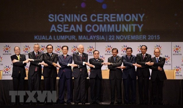 Quan hệ đối ngoại được mở rộng và ngày càng đi vào chiều sâu, Việt Nam đã có quan hệ với 189 quốc gia và vùng lãnh thổ. Trong ảnh: Các nhà lãnh đạo ASEAN tại Lễ ký Tuyên bố Kuala Lumpur 2015 về việc thành lập Cộng đồng ASEAN 2015, tầm nhìn 2015, ngày 22/11/2015, tại Kuala Lumpur (Malaysia).