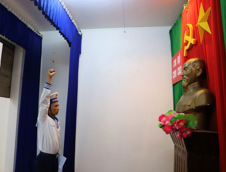 Sắt son lời thề của đảng viên mới trước cờ Tổ quốc, cờ Đảng và chân dung Chủ tịch Hồ Chí Minh.