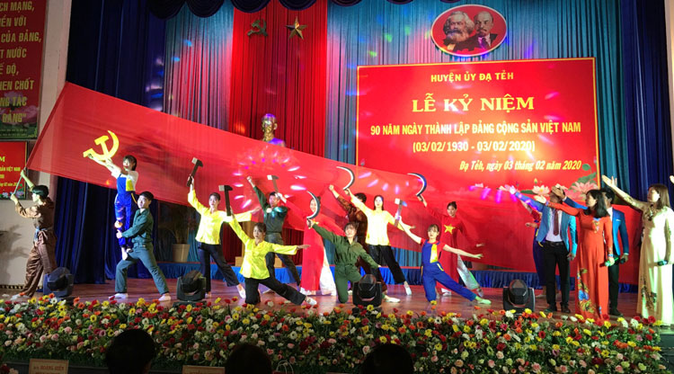Văn nghệ chào mừng kỷ niệm 90 năm Ngày thành lập Đảng Cộng sản Việt Nam
