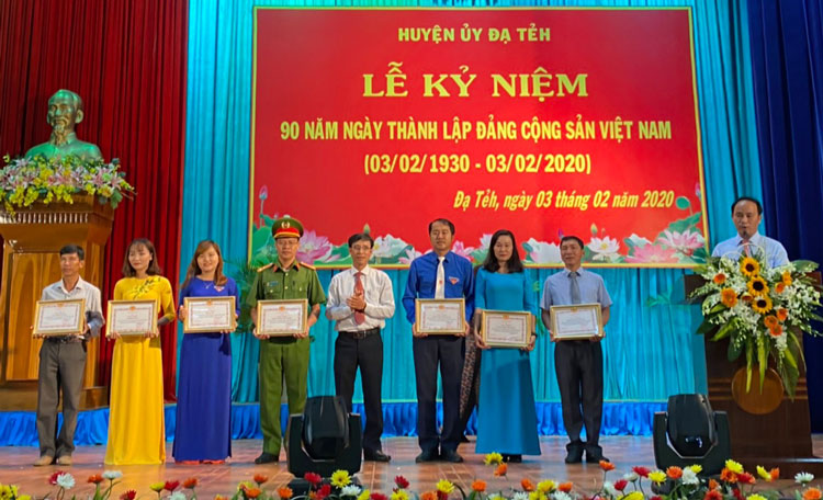 Khen thưởng 7 tập thể có thành tích xuất sắc trong đợt phát động thi đua cao điểm nâng cao chất lượng hoạt động của các tổ chức Đảng
