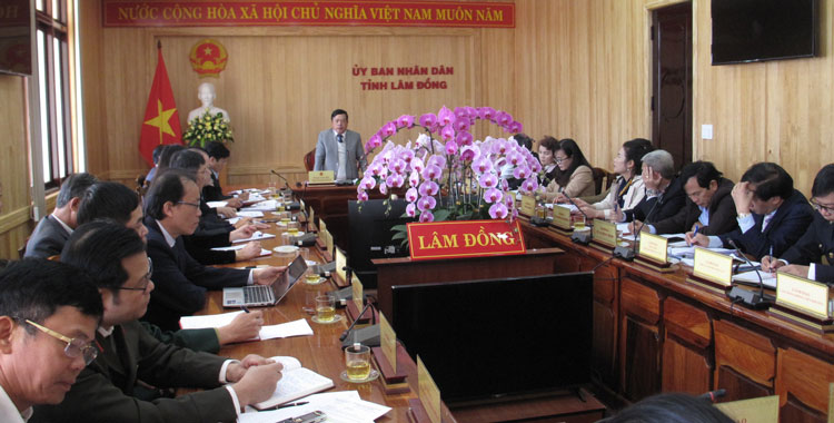 Chủ tịch UBND tỉnh Lâm Đồng Đoàn Văn Việt - Trưởng BCĐ phòng chống nCoV tỉnh phát biểu kết luận tại cuộc họp