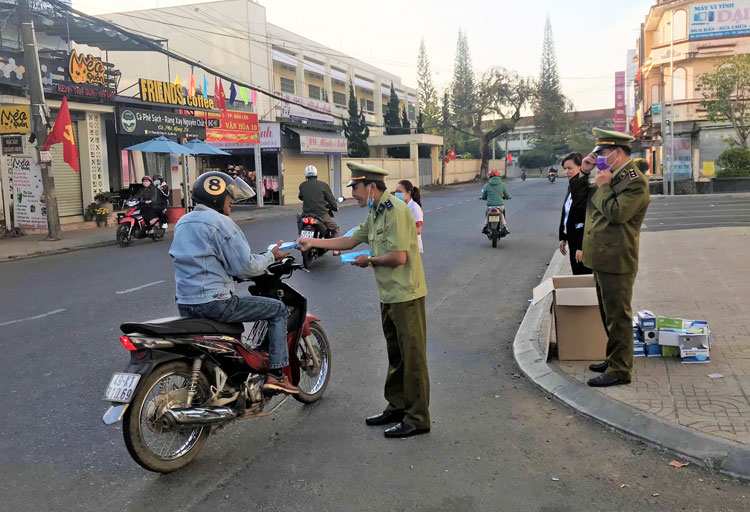 Lực lượng quản lý thị trường Lâm Đồng phát khẩu trang miễn phí cho người dân Bảo Lộc