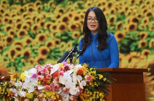 Đảng viên trẻ Nguyễn Thuỳ Linh, sinh viên Đại học Quốc gia Hà Nội, đại diện cho thế hệ thanh niên, tuổi trẻ cả nước phát biểu tại lễ kỷ niệm
