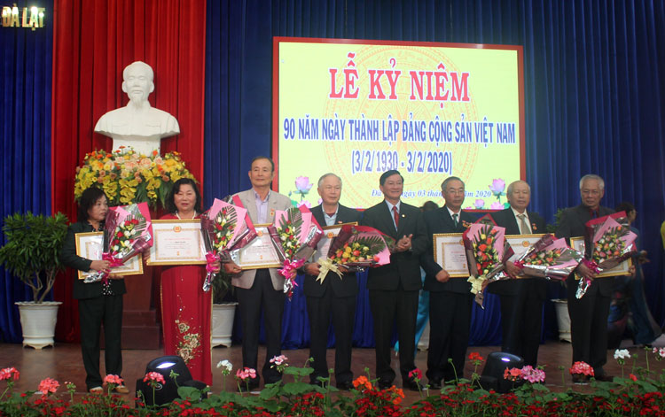 Đồng chí Huỳnh Thị Thanh Xuân, Bí thư Thành ủy - Chủ tịch HĐND thành phố Đà Lạt đọc diễn văn ôn lại truyền thống 90 năm thành lập Đảng Cộng sản Việt Nam