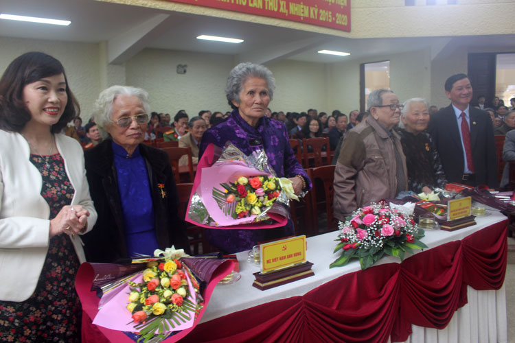 Tăng hoa cho các Mẹ Việt Nam Anh hùng