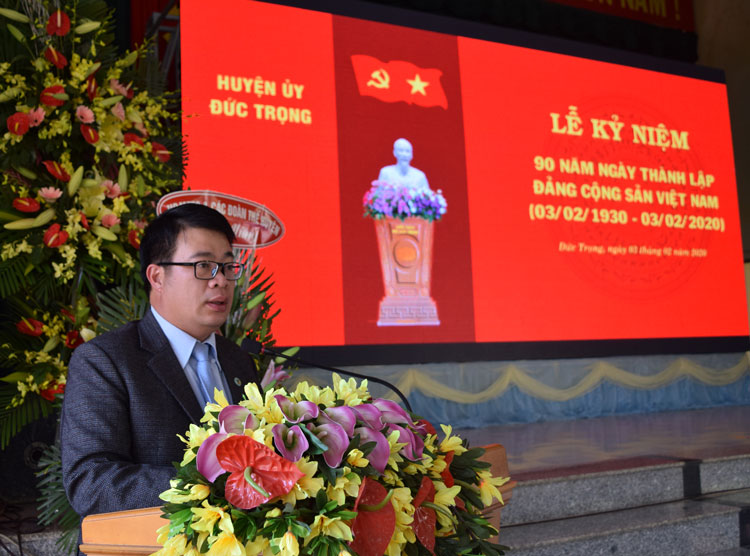 Đồng chí Nguyễn Ngọc Phúc – Bí thư Huyện ủy Đức Trọng, phát biểu ôn lại truyền thống vẻ vang của Đảng