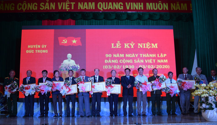 Đồng chí Lê Hồng Khánh – Phó Bí thư thường trực Huyện ủy Đức Trọng, trao huy hiệu cho các đảng viên 40 năm tuổi đảng