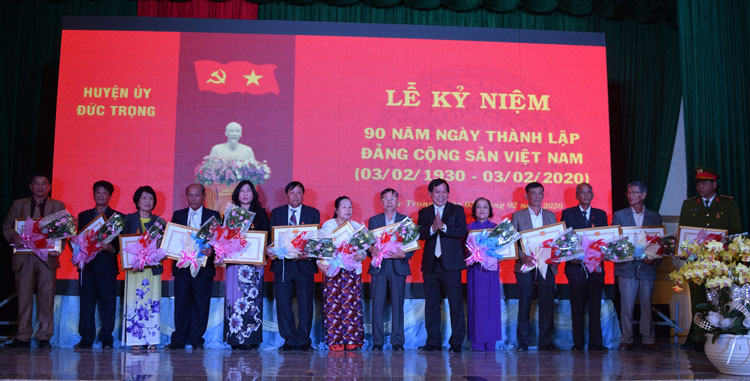 Đồng chí Võ Văn Phương – Phó Bí thư Huyện ủy, Chủ tịch UBND huyện, trao huy hiệu Đảng cho các đảng viên 30 năm tuổi đảng