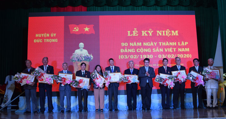 Đồng chí Nguyễn ngọc Phúc – Bí thư Huyện ủy Đức Trọng, trao huy hiệu Đảng cho các Đảng viên 50 tuổi Đảng