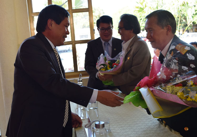 Các đồng chí lãnh đạo Huyện ủy, UBND huyện tặng hoa cho các Anh hùng lực lượng vũ trang nhân dân