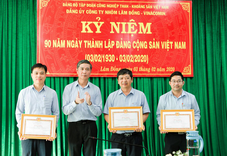 Ông Vũ Minh Thành - Bí thư Đảng ủy, Tổng Giám đốc Công ty Nhôm Lâm Đồng trao bằng khen của Đảng ủy Khối Doanh nghiệp Trung ương cho 3 đảng viên Hoàn thành xuất sắc nhiệm vụ 5 năm liền (2015 - 2019)