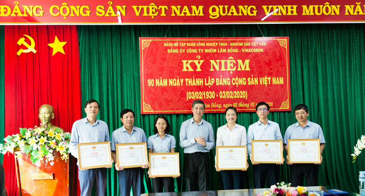 Các chi bộ và các đảng viên được Đảng ủy Tập đoàn Công nghiệp Than - Khoáng sản Việt Nam khen thưởng hoàn thành xuất sắc nhiệm vụ 5 năm liền (2015 - 2019)
